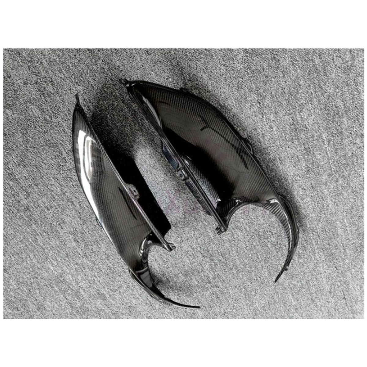 N Style Carbon Fiber Rear Fog Tail Light Surround Cover for Ferrari 488 GTB / Spider